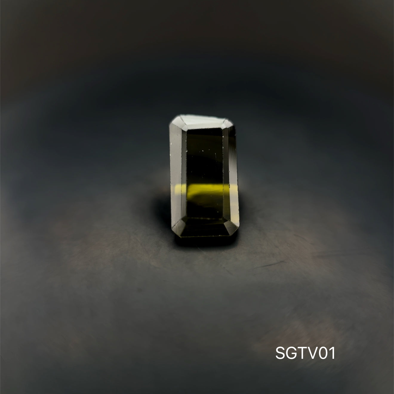 TURMALINA VERDE 4.67 CT/  6.18 X 11.35 X 6.36 MM