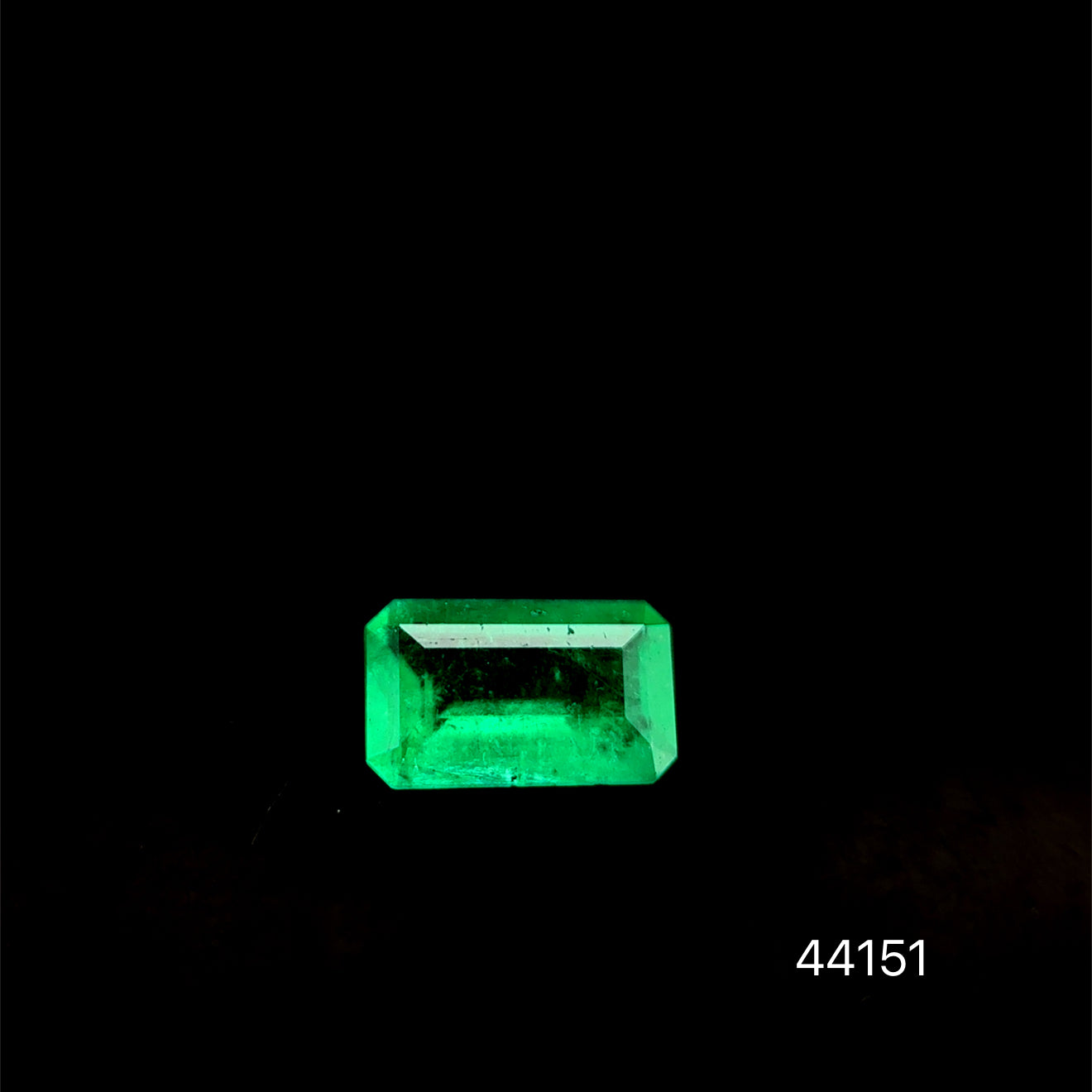 ESMERALDA CDTEC  0.40 CTS 6.16 X 3.85 MM
