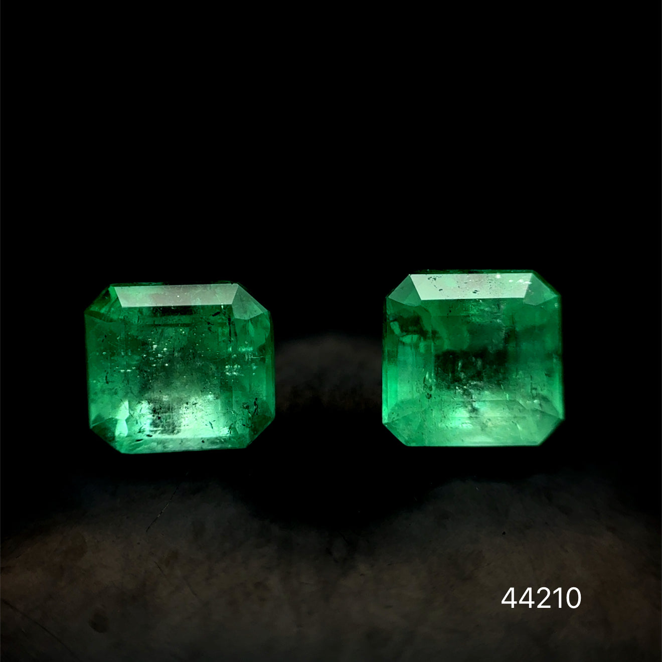 PAR ESMERALDAS CDTEC   3.69 CTS 7 X 7 MM